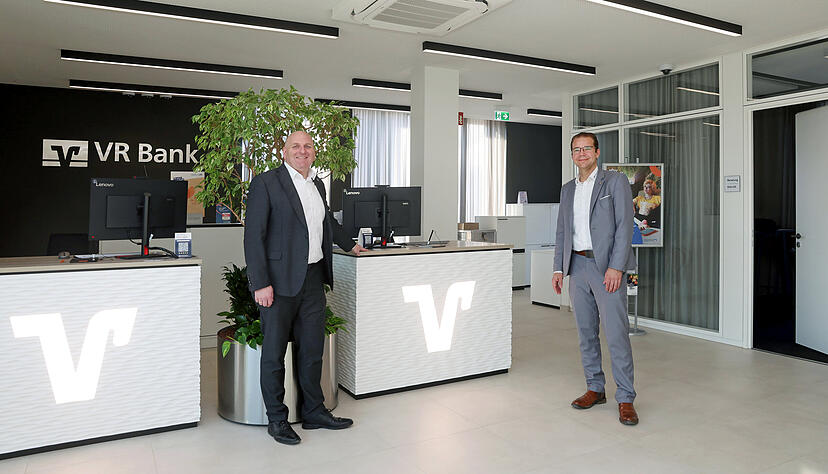 Timo H&auml;gele (links) und Nils Lateit freuen sich &uuml;ber die sanierte VR-Bank-Filiale in Bad Friedrichshall.