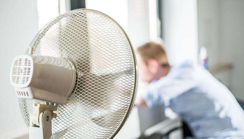 Ein Ventilator sollte mit etwas Abstand zum Körper kühlen können. Ein Ventilator sollte mit etwas Abstand zum Körper kühlen können.