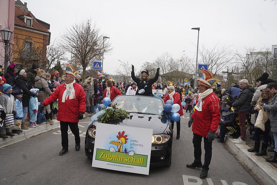Die Prinzenpaare der Jagstfelder H&uuml;hnerl&auml;use winken sich durch den Umzug.