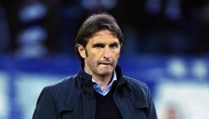HSV-Trainer Bruno Labbadia schaut sich das Spiel seiner Mannschaft an.