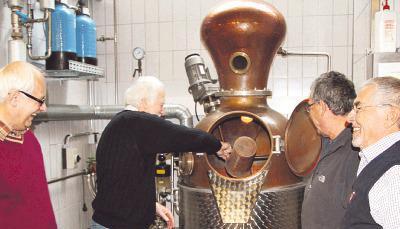 Sie haben flei&szlig;ig Fr&uuml;chte gesammelt und f&uuml;llen nun die Brennanlage unter Anleitung von G&uuml;nter R&ouml;hrig (links): Klaus Colberg, (Zweiter von links), Richard Arnold und J&ouml;rg Heine (rechts).Fotos: Gustav D&ouml;ttling