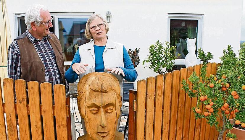 Geduldig und gerne erklären Ruth und Günther Kempka, wie solch eine Figur erschaffen wird, die auf ihrer Brettacher Terrasse steht. Fachkenntnis gehört dazu.Foto: Agentur Kochertal