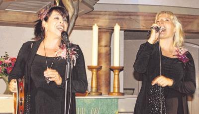 Rissen beim Konzert in der Bonfelder Kirche das Publikum mit: Katrin Haug (links) und Birgit Langer.Foto: Fenja Thies