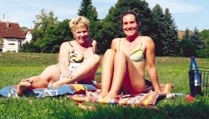 Margit Moll (links) kennt die Liegewiese seit der Kinderzeit. Aus Besigheim zieht es Beate Krauter seit vielen Jahren in das G&ouml;tzdorf. Hier verbringt sie ihre Ferien.