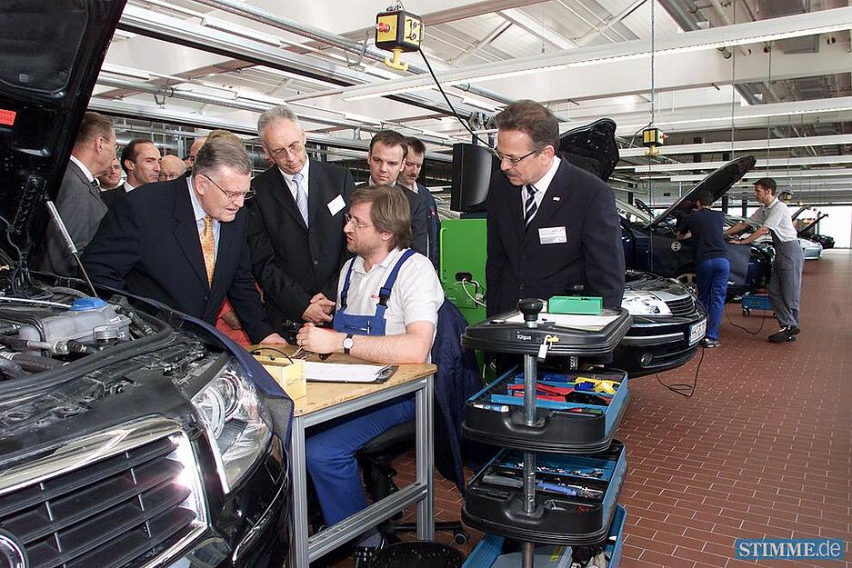 Bei der offiziellen Einweihung des Abstatter Bosch-Standorts am 11. Mai 2004 schauen sich (von links) Ministerpräsident Erwin Teufel, Abstatts Bürgermeister Rüdiger Braun, MdL Ingo Rust und Bosch-Chef Franz Fehrenbach in den Werkstätten um. Bei der offiziellen Einweihung des Abstatter Bosch-Standorts am 11. Mai 2004 schauen sich (von links) Ministerpräsident Erwin Teufel, Abstatts Bürgermeister Rüdiger Braun, MdL Ingo Rust und Bosch-Chef Franz Fehrenbach in den Werkstätten um.