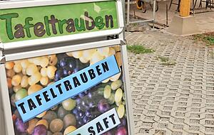 Ein Schild in Michelbach weist auf den Ab-Hof-Verkauf der Tafeltrauben hin.