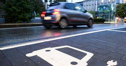 Steigende Kosten und fehlende Infrastruktur halten viele Verbraucher vom Kauf eines E-Autos ab. Das ergab eine Untersuchung der Unternehmensberatung Deloitte. Steigende Kosten und fehlende Infrastruktur halten viele Verbraucher vom Kauf eines E-Autos ab. Das ergab eine Untersuchung der Unternehmensberatung Deloitte.