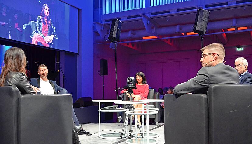 Moderator Sascha Straub (Zweiter von links) empfing diesmal vier Gäste zu den Themen Kamera, Religion und Demokratie.
oto: Stefanie Pfäffle