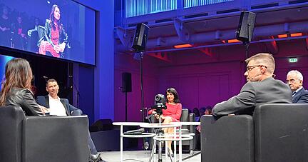 Moderator Sascha Straub (Zweiter von links) empfing diesmal vier Gäste zu den Themen Kamera, Religion und Demokratie.
oto: Stefanie Pfäffle Moderator Sascha Straub (Zweiter von links) empfing diesmal vier Gäste zu den Themen Kamera, Religion und Demokratie.
oto: Stefanie Pfäffle