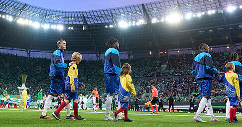 Lidl ist schon seit 2024 Partner der Uefa. Seitdem tragen die Einlaufkinder die Farben des Lidl-Logos. Lidl ist schon seit 2024 Partner der Uefa. Seitdem tragen die Einlaufkinder die Farben des Lidl-Logos.