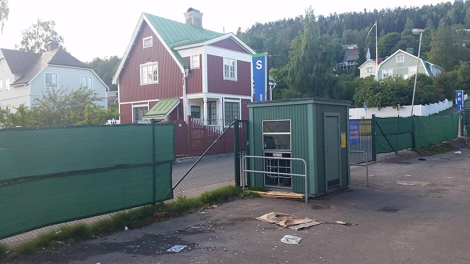 Vor dem Stadion.
