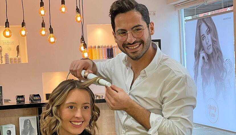 Die Freude am Beruf ist bei Milad Fathi deutlich zu erkennen. Hier stylt er seiner Kundin Laura Sch&auml;fer gerade die Haare.
Foto: privat