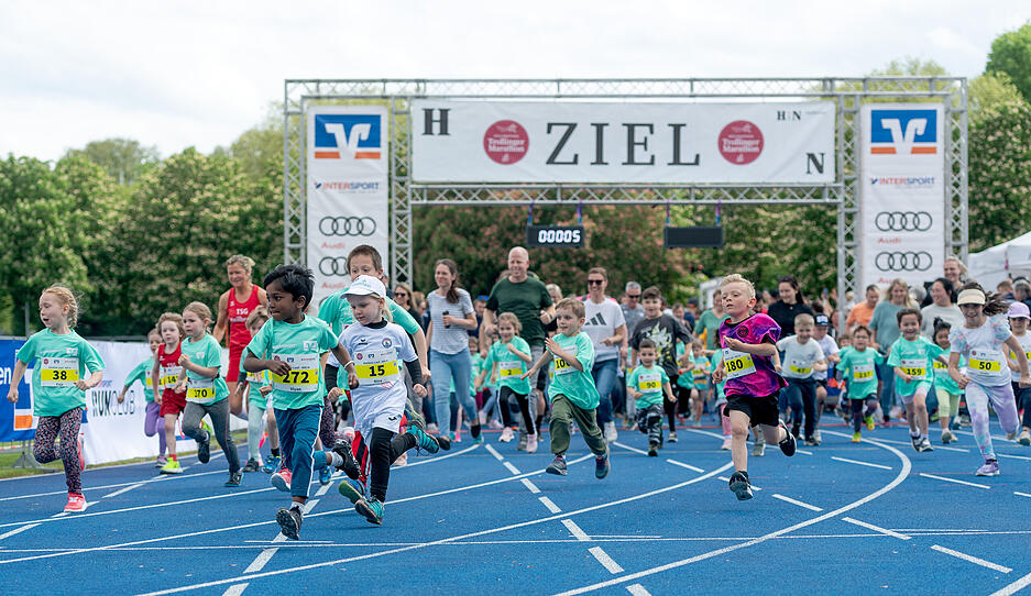Dank der Unterstützung der Heilbronner Bürgerstiftung war es dieses Jahr möglich, dass auch die Bambinis ein Shirt bekommen. Dank der Unterstützung der Heilbronner Bürgerstiftung war es dieses Jahr möglich, dass auch die Bambinis ein Shirt bekommen.