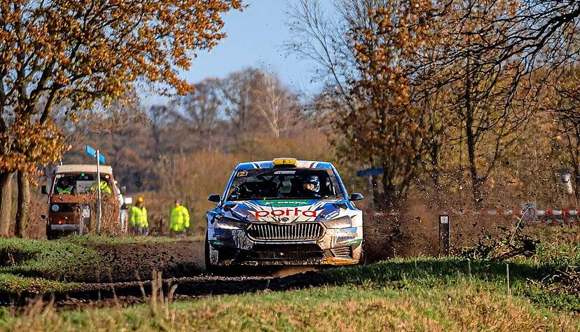 Schlammig, rutschig, anspruchsvoll: Die zweimal zu befahrende Wertungspr&uuml;fung &bdquo;Assen&ldquo; hat die Niederl&auml;ndische Rallye-Meisterschaft entschieden.