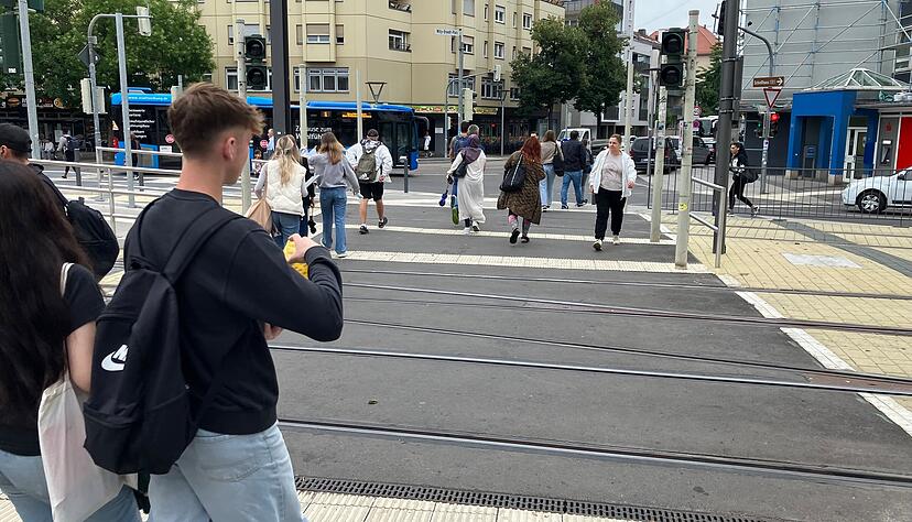 Bahnübergang am Bahnhofsvorplatz in Heilbronn: Ampeln schalten auf Rot, sobald eine Stadtbahn kommt.