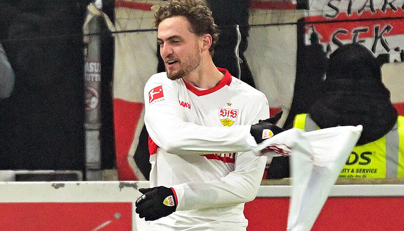 Jubeltänzchen mit Eckfahne: Stuttgarts Winter-Neuzugang Jacob Bruun Larsen feiert seinen Siegtreffer zum 2:1. Er hatte großen Anteil daran, dass der VfB die Partie gegen RB Leipzig in der zweiten Halbzeit noch drehte.
Foto: dpa