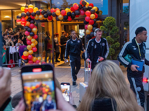 Eine Nacht verbrachten die DFB-Stars um Joshua Kimmich, Nick Woltemade und Florian Witz im Parkhotel in Heilbronn. Am Freitagabend brach das Team nach Sinsheim auf, um beim WM-Qualifikationsspiel gegen Luxemburg anzutreten. Vor Ort warteten hunderte Fans. Eine Nacht verbrachten die DFB-Stars um Joshua Kimmich, Nick Woltemade und Florian Witz im Parkhotel in Heilbronn. Am Freitagabend brach das Team nach Sinsheim auf, um beim WM-Qualifikationsspiel gegen Luxemburg anzutreten. Vor Ort warteten hunderte Fans.