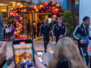 Eine Nacht verbrachten die DFB-Stars um Joshua Kimmich, Nick Woltemade und Florian Witz im Parkhotel in Heilbronn. Am Freitagabend brach das Team nach Sinsheim auf, um beim WM-Qualifikationsspiel gegen Luxemburg anzutreten. Vor Ort warteten hunderte Fans.