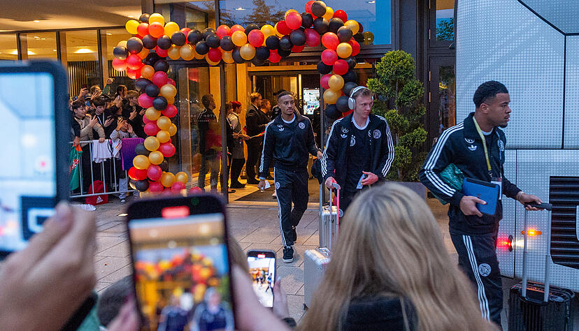 Eine Nacht verbrachten die DFB-Stars um Joshua Kimmich, Nick Woltemade und Florian Witz im Parkhotel in Heilbronn. Am Freitagabend brach das Team nach Sinsheim auf, um beim WM-Qualifikationsspiel gegen Luxemburg anzutreten. Vor Ort warteten hunderte Fans.