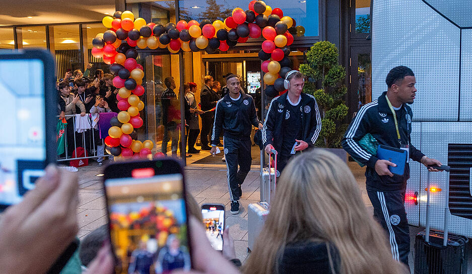 Eine Nacht verbrachten die DFB-Stars um Joshua Kimmich, Nick Woltemade und Florian Witz im Parkhotel in Heilbronn. Am Freitagabend brach das Team nach Sinsheim auf, um beim WM-Qualifikationsspiel gegen Luxemburg anzutreten. Vor Ort warteten hunderte Fans.