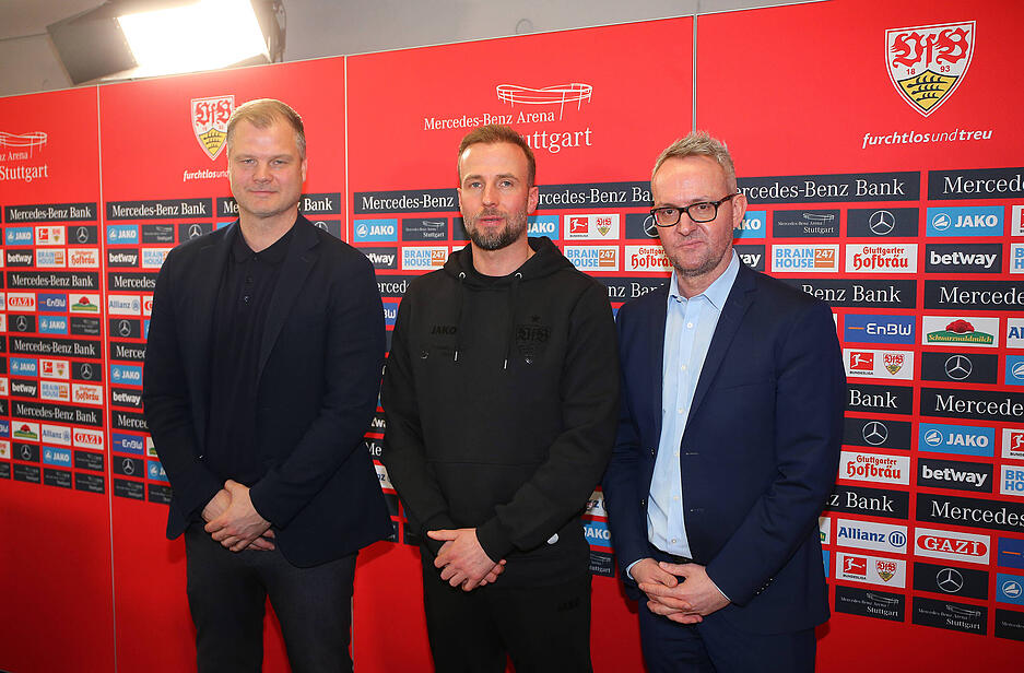 Gemeinsam mit Sportvorstand Fabian Wohlgemuth (l.) und Trainer Sebastian Hoeneß (m.) hat Wehrle dem VfB Stuttgart Stabilität verliehen.