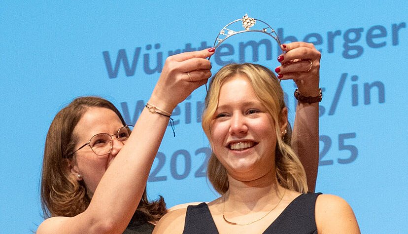 Kim Weißflog trägt seit November 2024 die Württemberger Weinkrone, bald womöglich die deutsche? Kim Weißflog trägt seit November 2024 die Württemberger Weinkrone, bald womöglich die deutsche?