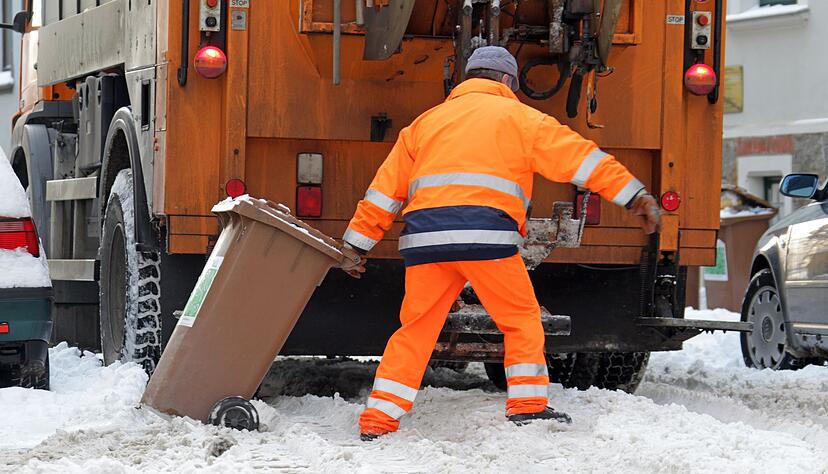 Feuchte Bioabf&auml;lle neigen dazu, bei K&auml;lte in der Tonne festzufrieren.
