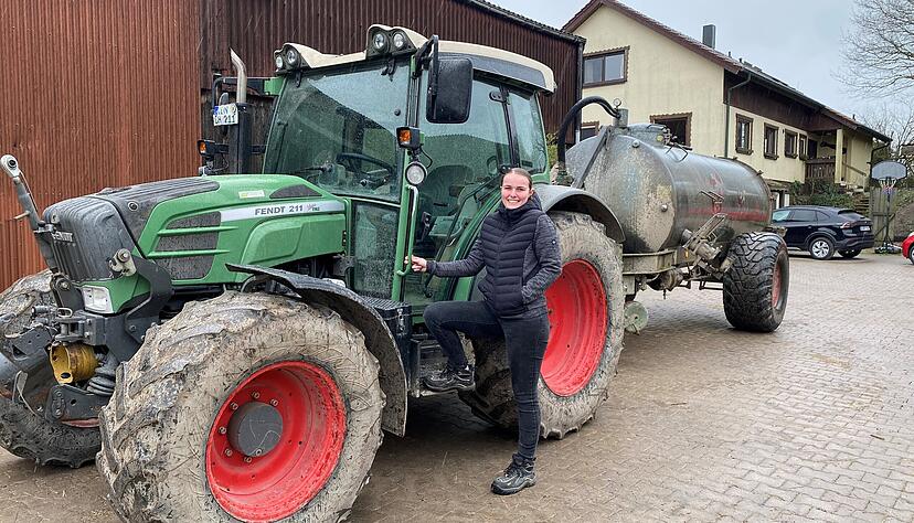 Melina Brenner half beim Waldbrand in Bretzfeld. Sie brachte mit dem Schlepper ein G&uuml;llefass voll Wasser zur Einsatzstelle.