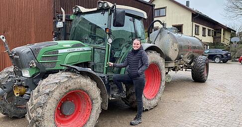 Melina Brenner half beim Waldbrand in Bretzfeld. Sie brachte mit dem Schlepper ein G&uuml;llefass voll Wasser zur Einsatzstelle.