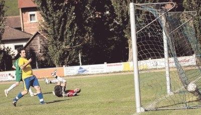 Am Boden: Raed Adnan Najie ist chancenlos. Der Torwart des SV Gemmingen kassiert durch Manuel Hertle von der SG Untergimpern das 0:1.Foto: Marc Schmerbeck