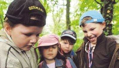 Mit Gefühlen zwischen Faszination und Ekel bestaunen Pascal, Nisa, Hannes und Max beim Waldprojekt am Schweinshag eine Nacktschnecke. Es ist eine willkommene Abwechslung.Foto: Dittmar Dirks