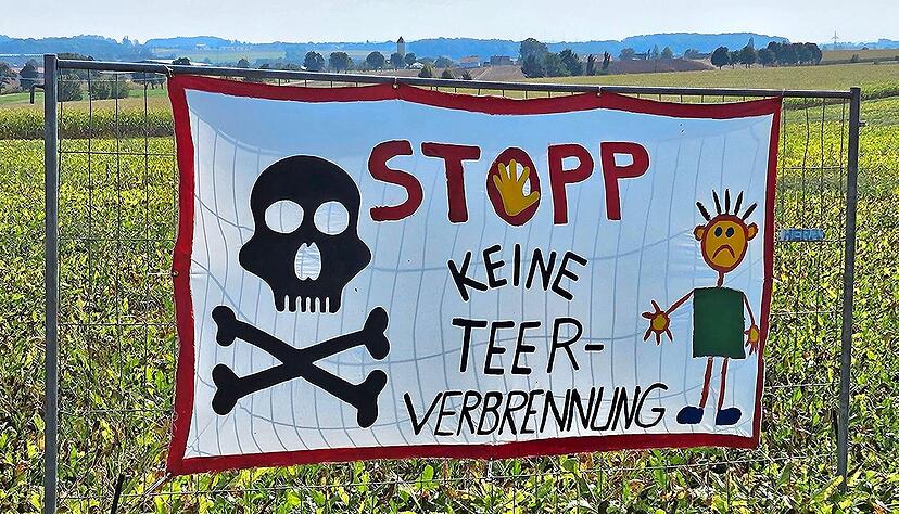 Auf einem Feld am Ortseingang von Kupferzell steht ein unübersehbares Plakat. Immer wieder bremsen Autofahrer kurz ab, um einen genaueren Blick darauf zu werfen. Auf einem Feld am Ortseingang von Kupferzell steht ein unübersehbares Plakat. Immer wieder bremsen Autofahrer kurz ab, um einen genaueren Blick darauf zu werfen.