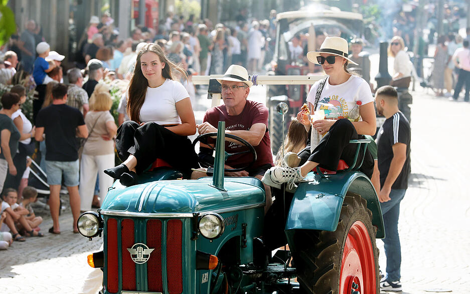 Auch Traktoren drehen ihre Runde. Die Besucher in Eppingen staunen über die sehr gut gepflegten Oldtimer.