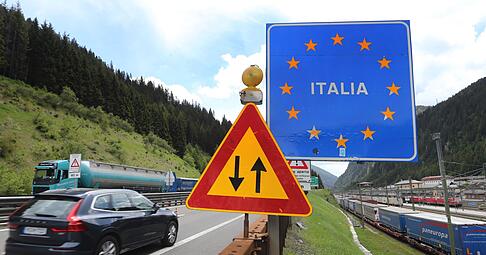 Die Tarife steigen bei fast allen Autobahnmauten in Italien um durchschnittlich 1,5 Prozent. (Symbolfoto) Die Tarife steigen bei fast allen Autobahnmauten in Italien um durchschnittlich 1,5 Prozent. (Symbolfoto)