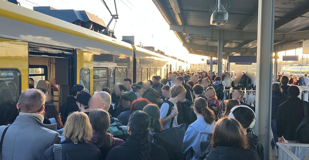 Fahrg&auml;ste dr&auml;ngen am Bahnhof Heilbronn in einen Zug nach Stuttgart. Szenen wie hier Ende Februar wiederholen sich auf der Strecke.