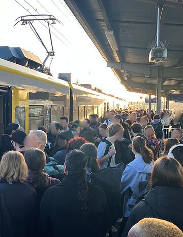Fahrg&auml;ste dr&auml;ngen am Bahnhof Heilbronn in einen Zug nach Stuttgart. Szenen wie hier Ende Februar wiederholen sich auf der Strecke.