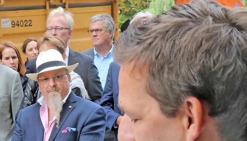 Unternehmer Joachim Kruck (re.) und Künstler Antonio Marra.Foto: Sawatzki Unternehmer Joachim Kruck (re.) und Künstler Antonio Marra.Foto: Sawatzki