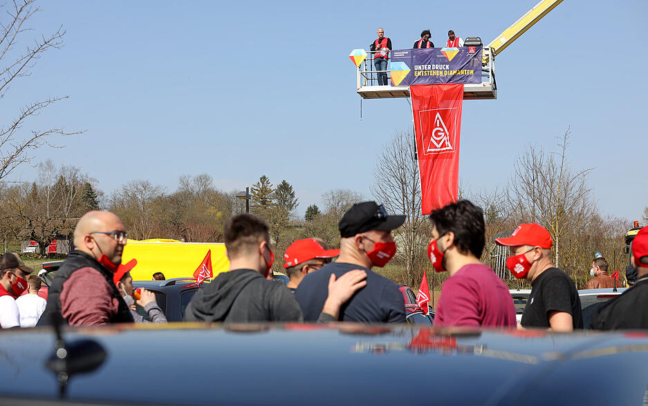 Warnstreik-Kundgebung in Autos der IG Metall, Aquatoll-Parkplatz, Neckarsulm