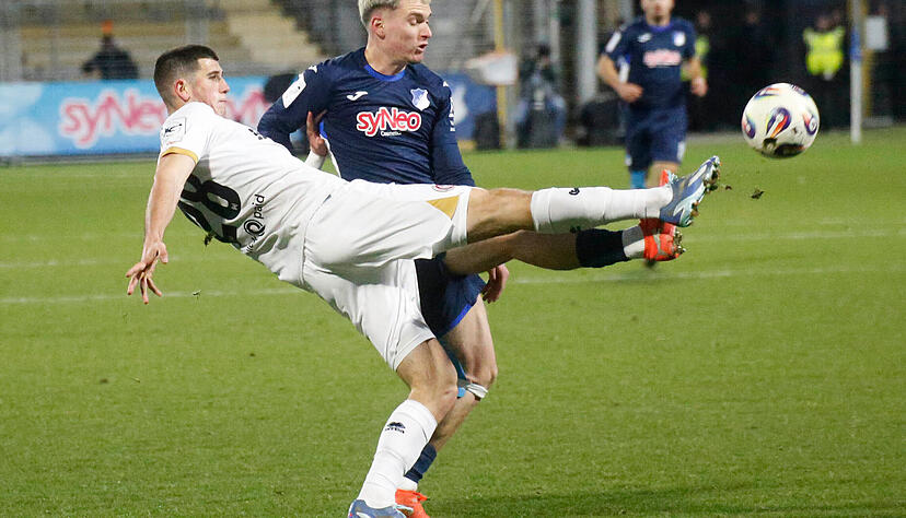 Paul Hennrich (hinten) war nach dem nun abgewanderten Ayoube Amaimouni-Echghouyab mit acht Treffern der zweitbeste Torsch&uuml;tze der Hoffenheimer U 23 in der Hinrunde.