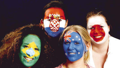 Ein echter Fan zeigt Flagge - auch im Gesicht. Während der WM spielen die Teams von Brasilien, Kroatien, Australien und Japan (von links) in einer Gruppe. In Hohenlohe freut man sich schon auf die &bdquo;Socceroos&ldquo;. (Foto: dpa)