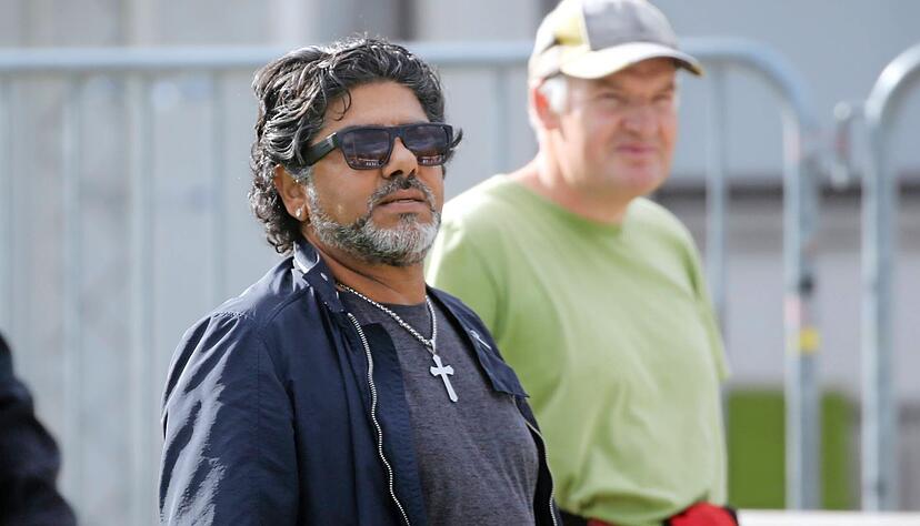 Maradona-Double Abi Atici schaut einer Trainingseinheit des VfB Stuttgart zu. Seinem Idol sieht er zum Verwechseln ähnlich.
Foto: imago images/Herbert Rudel