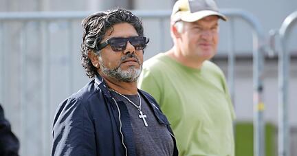 Maradona-Double Abi Atici schaut einer Trainingseinheit des VfB Stuttgart zu. Seinem Idol sieht er zum Verwechseln ähnlich.
Foto: imago images/Herbert Rudel Maradona-Double Abi Atici schaut einer Trainingseinheit des VfB Stuttgart zu. Seinem Idol sieht er zum Verwechseln ähnlich.
Foto: imago images/Herbert Rudel