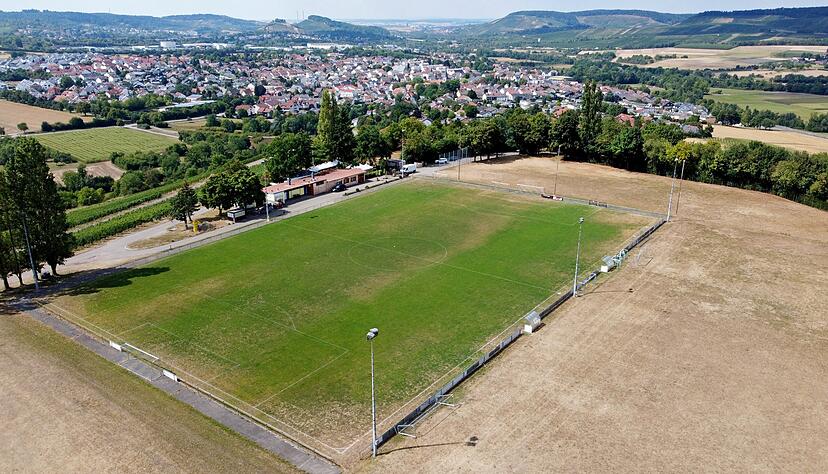 Der Ellhofener Sportplatz ist noch einigermaßen grün, daneben ist Steppe. Um den Platz mit seinem schwierigen Untergrund zu erhalten, wird er regelmäßig bewässert.