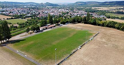 Der Ellhofener Sportplatz ist noch einigermaßen grün, daneben ist Steppe. Um den Platz mit seinem schwierigen Untergrund zu erhalten, wird er regelmäßig bewässert.
Foto: Ralf Seidel
