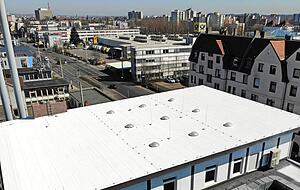 Ein Offenbacher Unternehmen experimentiert mit heller Dachfarbe. Die Temperatur unter dem Dach soll deutlich niedriger sein.