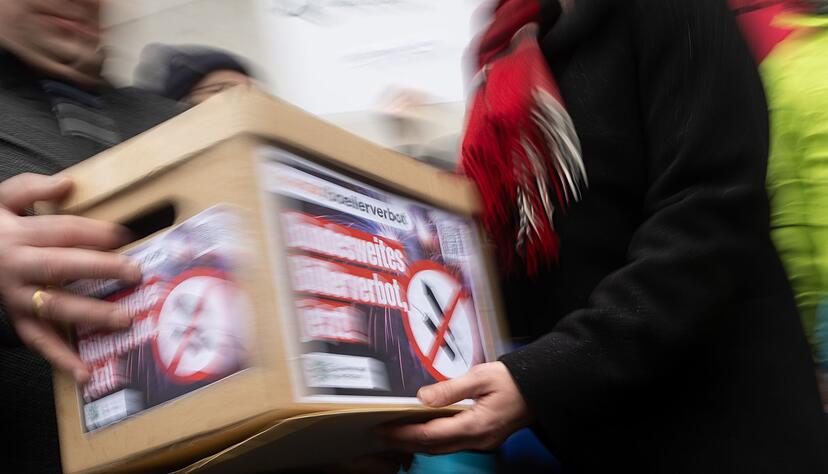 Die symbolische Kiste mit der Petition.