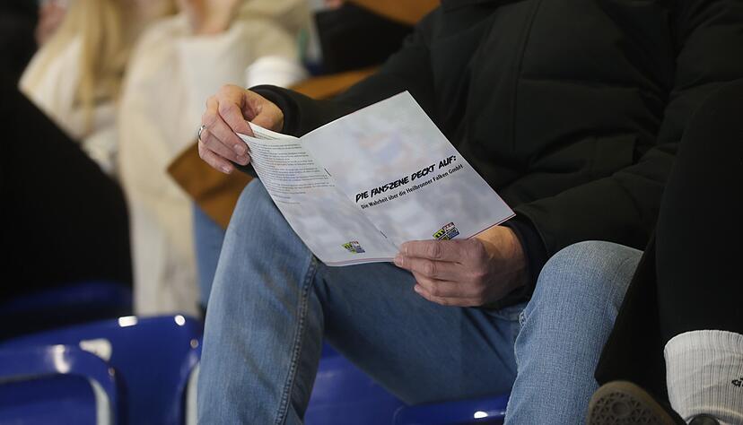 Beim Heimspiel gegen die Stuttgart Rebels werden von den Fans Flyer verteilt. Beim Heimspiel gegen die Stuttgart Rebels werden von den Fans Flyer verteilt.
