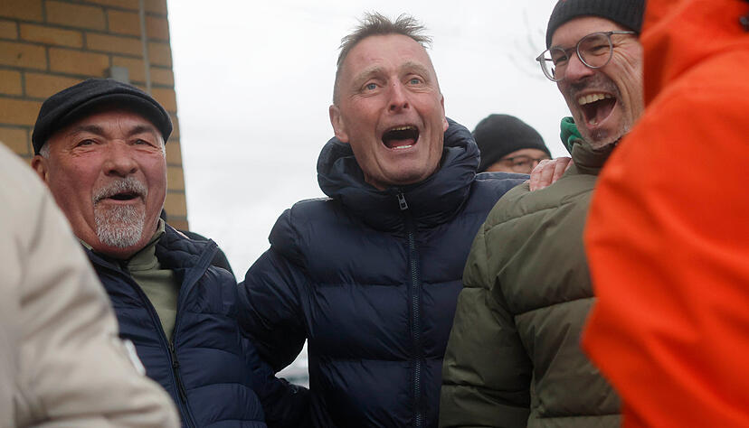 Alte Herren des TSV Ohrnberg feuern Hollenbach an.