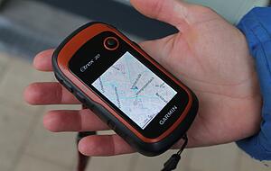 Petra Stelzner-Hanuschs GPS-Gerät ist das Nachfolger-Modell der Exemplare, die im Rathaus ausgeliehen werden können. Kostenpunkt: zwischen 100 und 200 Euro. Für viele Smartphones ist mittlerweile eine GPS-App verfügbar. Foto: Maja Schlüter