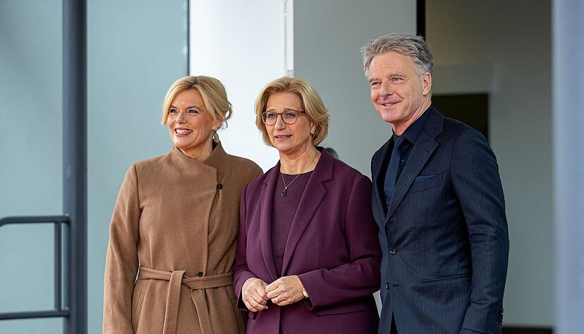 Die saarländische Ministerpräsidentin und Bundesratspräsidentin Anke Rehlinger (SPD) (M.) begrüßt zum Tag der Deutschen Einheit in ihrem Land ein besonderes Paar: Bundestagspräsidentin Julia Klöckner (CDU) mit ihrem Lebensgefährten Jörg Pilawa.